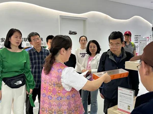 窦伯英董事长亲自担当“科技向导”